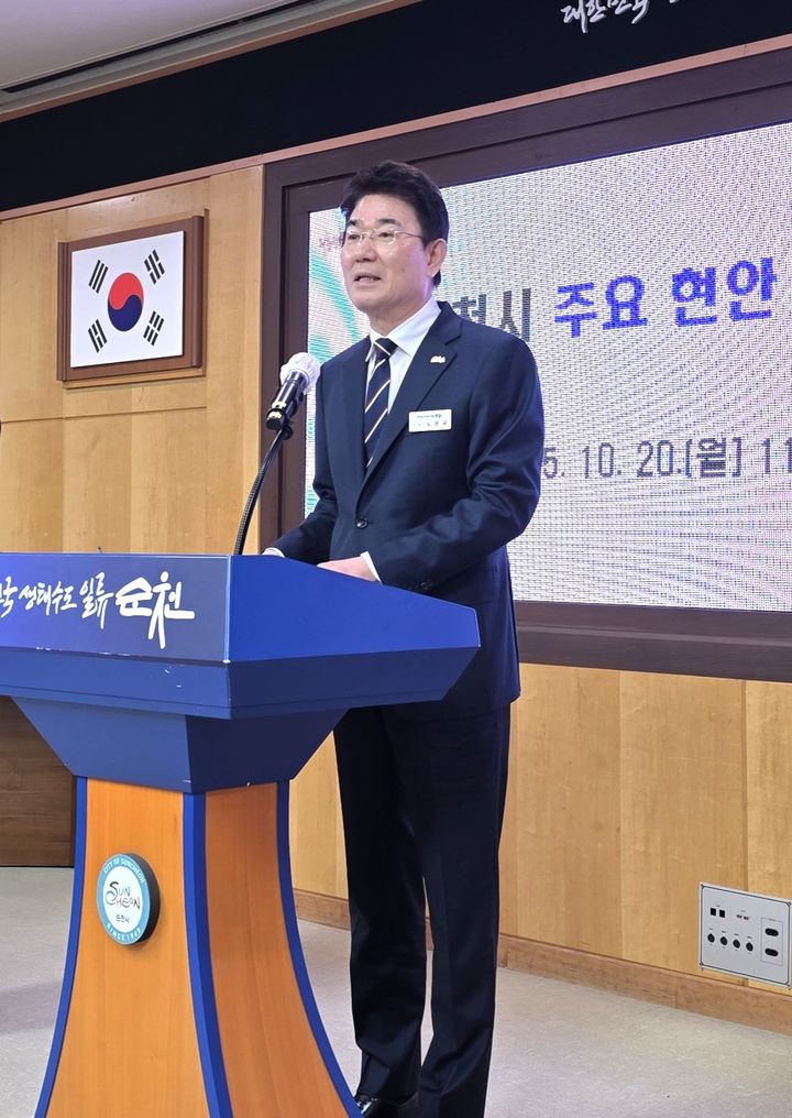 [순천=뉴시스] 노관규 순천시장이 20일 순천시청 소회의실에서 기자회견을 열어 민생 지원금 지급 등 현안을 설명하고 있다. 2025.10.20. photo@newsis.com *재판매 및 DB 금지