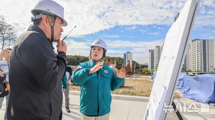 [과천=뉴시스] 지식정보타운 현장 점검에 나선 신계용 시장(사진 오른쪽)이 현장 관계자로부터 공사 진행 과정 등을 청취하고 있다.(사진=과천시 제공).2025.10.20. photo@newsis.com