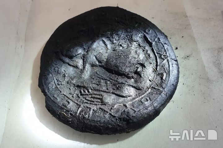 [뉴시스]튀르키예 남중부에서 예수 그리스도의 모습이 새겨진 빵이 발견됐다. 전문가들은 이를 초기 기독교 의식에서 사용된 성찬식 빵으로 추정하고 있다.(사진=카라만 발리리기 페이스북)2025.10.19. 