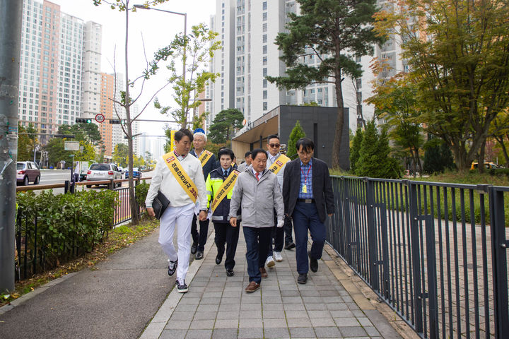주광덕 남양주시장이 관계공무원들과 통학로 안전을 점검하고 있다.(사진=남양주시 제공) photo@newsis.com *재판매 및 DB 금지