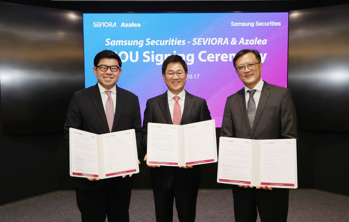 [서울=뉴시스] 강수윤 기자 = 지난 17일 서울 서초구 삼성증권 본사에서 진행됐던 삼성증권(사장 박종문)과 싱가포르 국부펀드 테마섹(Temasek) 계열의 운용사와의 제휴식. 사진 왼쪽부터 싱가포르 국부펀드 테마섹(Temasek)의 100% 자회사인 세비오라 그룹(Seviora Holdings)의 가브리엘 림(Gabriel Lim) 대표, 삼성증권 박종문 사장, 아젤리아 자산운용의 CEO이자 CIO인 추엔야우(En Yaw Chue) 사장. shoon@newsis.com. *재판매 및 DB 금지