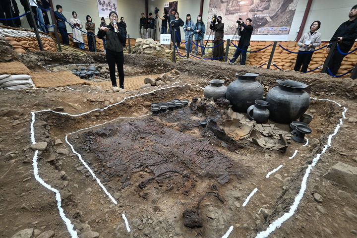 [경주=뉴시스] 2020일 경상북도 경주 황남동 대릉원 일원 황님지구에서 열린 '경주 황남동 120호분 발굴조사' 간담회 (사진=국가유산청 제공) 2025.10.20. photo@newsis.com *재판매 및 DB 금지