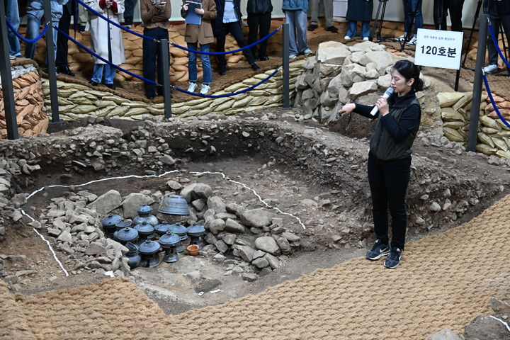 [경주=뉴시스] 2020일 경상북도 경주 황남동 대릉원 일원 황님지구에서 열린 '경주 황남동 120호분 발굴조사' 간담회 (사진=국가유산청 제공) 2025.10.20. photo@newsis.com *재판매 및 DB 금지