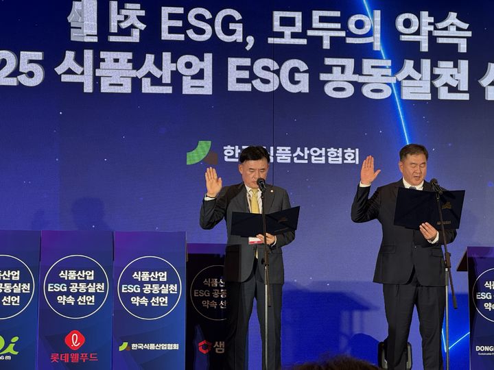 [서울=뉴시스] 황성만 오뚜기 대표이사가 2025 식품산업 ESG 공동실천 선언식 및 경영포럼에서 공동선언문을 낭독하고 있다. (사진=뉴시스) 2025.10.20. photo@newsis.com *재판매 및 DB 금지