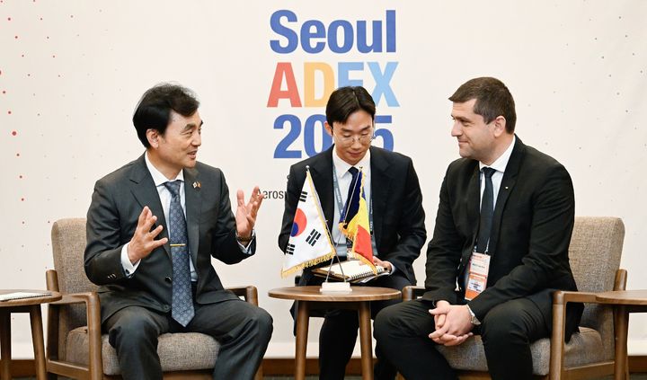 [서울=뉴시스] 안규백 국방부 장관은 20일 오후 서울 국제 항공우주 및 방위산업 전시회(ADEX) 참석 차 방한한 라두 디넬 미루처 루마니아 경제부장관을 접견하고, 양국간 국방·방산협력 강화방안에 대해 논의했다. (사진=국방부 제공) 2025.10.20. photo@newsis.com *재판매 및 DB 금지