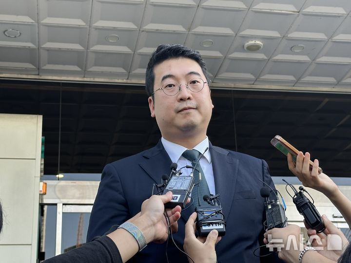 [대전=뉴시스] 김도현 기자 = 20일 오후 대전 서구 둔산동 대전지법 후문에서 초등학생을 살해한 여교사 명재완(48)씨에게 무기징역이 선고된 후 고 김하늘(7)양 측 변호인이 기자들 질문에 답변하고 있다.2025.10.20. kdh1917@newsis.com