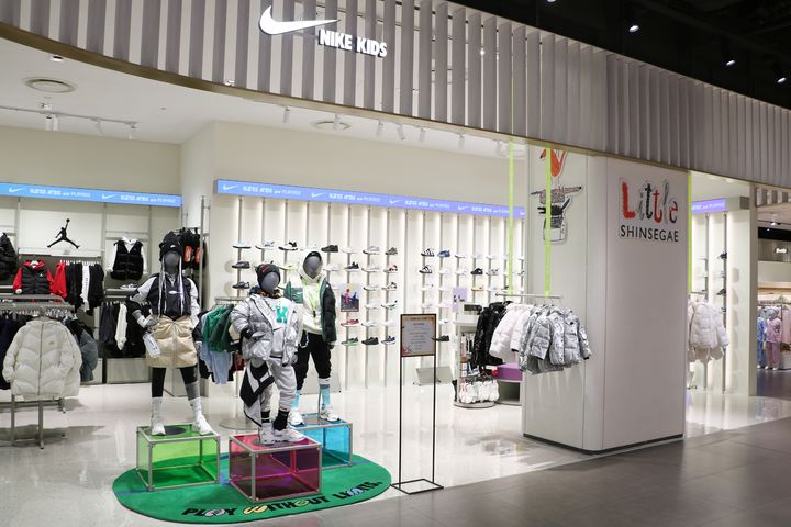 [대구=뉴시스] 대구 신세계백화점은 나이키 키즈와 뉴발란스 키즈 새단장 오픈을 끝으로 7층 아동층을 '프리미엄 키즈 전문관'으로 전면 리뉴얼 오픈했다. (사진 = 대구 신세계백화점 제공) 2025.10.20. photo@newsis.com *재판매 및 DB 금지