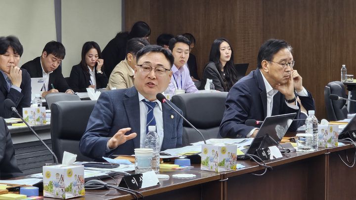 [세종=뉴시스] 송승화 기자 = 20일 보람동 세종시청에서 열린 국회 행정안전위원회 국정감사에서 더불어민주당 이광희 의원이 세종보 관련 최민호 시장에게 질문하고 있다. 2025.10.20. ssong1007@newsis.com *재판매 및 DB 금지