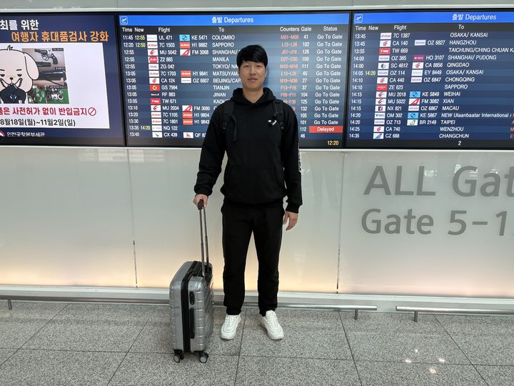 몽골로 출국하는 주상용 감독. (사진=팀큐브 에이전시 제공). 2025.10.20. *재판매 및 DB 금지