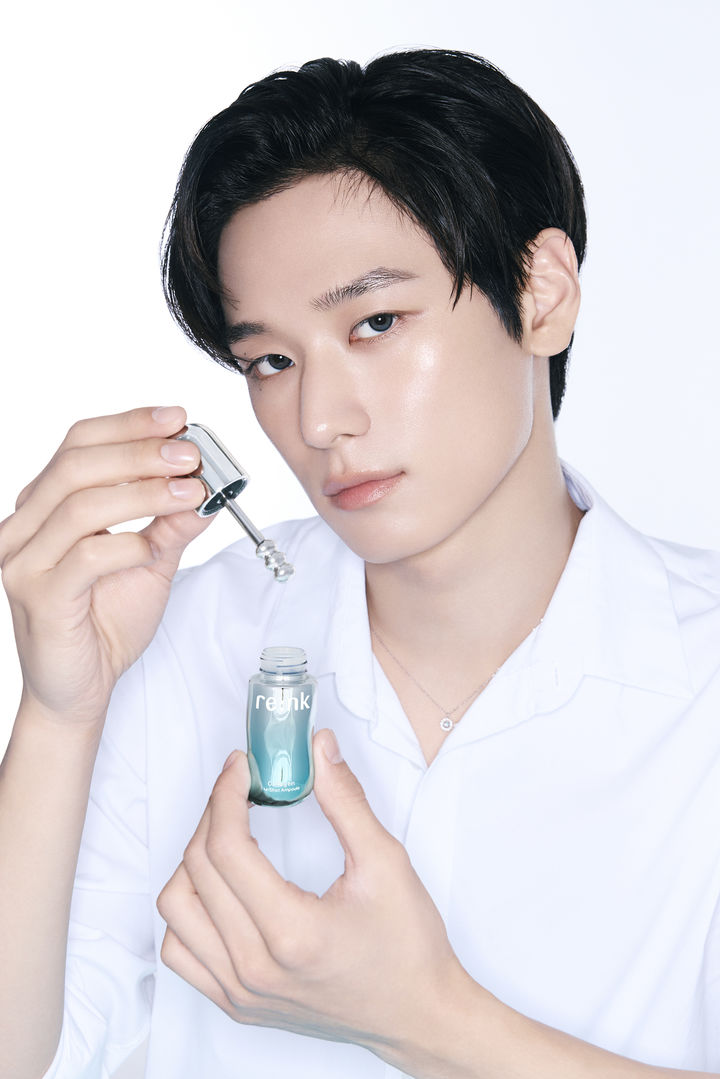 [서울=뉴시스]리엔케이 ‘콜라겐 미드샷 앰플’ 더보이즈 주연 모델컷.(사진=리엔케이 제공) 2025.10.20. photo@newsis.com *재판매 및 DB 금지