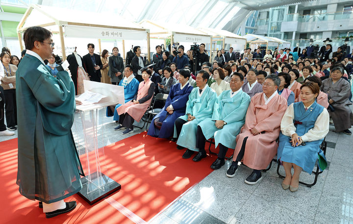  최휘영 문화체육관광부 장관이 20일 서울 영등포구 국회 의원회관에서 열린 한복문화주간 '찾아가는 한복상점, 국회 홍보관' 개막식에서 축사를 하고 있다. (사진=문체부 제공) *재판매 및 DB 금지