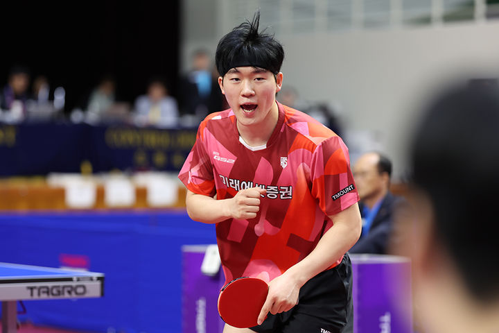 [서울=뉴시스]박규현(미래에셋증권)이 20일 부산 기장체육관에서 열린 제106회 전국체육대회(전국체전) 탁구 남자 일반부 개인 단식 결승전에서 장성일(보람할렐루야)과 대결하고 있다. (사진=대한탁구협회 제공) 2025.10.20. photo@newsis.com *재판매 및 DB 금지