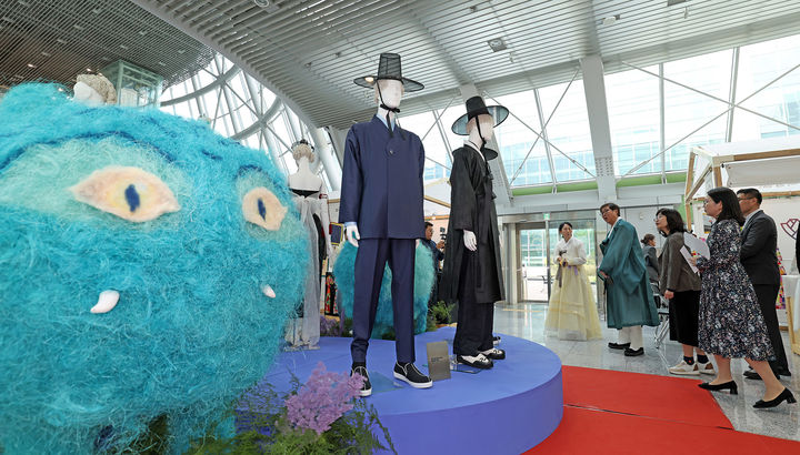 최휘영 문화체육관광부 장관이 20일 서울 영등포구 국회 의원회관에서 열린 한복문화주간 '찾아가는 한복상점, 국회 홍보관' 개막식을 마치고 홍보관을 둘러보고 있다. (사진=문체부 제공) *재판매 및 DB 금지