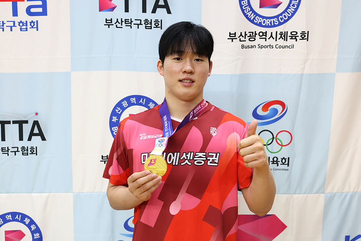 [서울=뉴시스]박규현(미래에셋증권)이 20일 부산 기장체육관에서 열린 제106회 전국체육대회(전국체전) 탁구 남자 일반부 개인 단식 결승전에서 장성일(보람할렐루야)을 꺾고 금메달을 차지했다. (사진=대한탁구협회 제공) 2025.10.20. photo@newsis.com *재판매 및 DB 금지