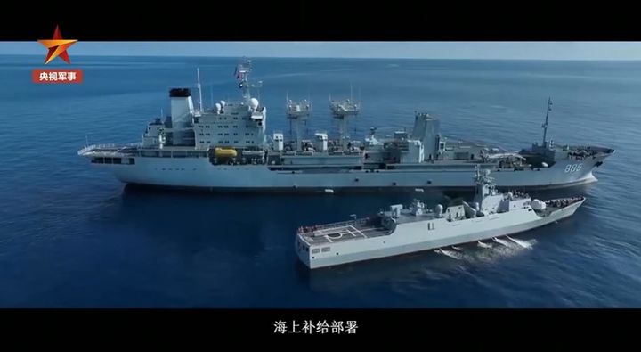 [서울=뉴시스]중국 해군 보급함 칭하이후함이 최근 남중국해 분쟁 해역인 스카버러 암초(중국명 황옌다오, 필리핀명 바조데마신록) 인근 해상에서 자국 해경선에 보급작전을 실시한 것으로 나타났다. 사진은 칭하이후함이 보급작전을 수행 중인 모습. <사진출처: 중국중앙 TV> 2025.10.20