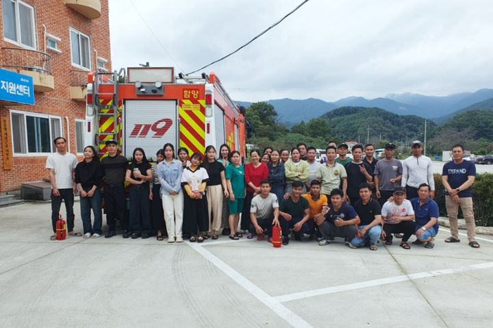 [함양=뉴시스] 함양군 외국인 계절근로자 화재대피 훈련 실시 (사진=함양군 제공) 2025. 10. 20. photo@newsis.com *재판매 및 DB 금지