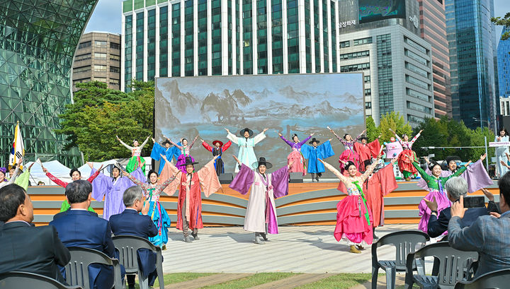 전국농어촌지역군수협의회와 농협중앙회가 공동 주최하는 ‘2025 지역상생직판행사’가 20일 서울시청 광장에서 개막하고 있다.(사진=정선군 제공) *재판매 및 DB 금지