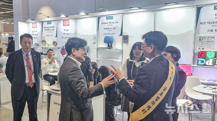 [김포=뉴시스] 정일형 기자 = 지난해 김포 관내 기업들의 유럽 판로 확대를 위해 오스트리아 비엔나에서 열리고 있는 ‘2024 KOREA BUSINESS EXPO VIENNA’에 참여한 모습. (사진=김포시 제공) 