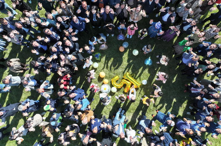 [순창=뉴시스] 김종효 기자 = 20일 농림축산식품부 공모사업인 '농어촌 기본소득 시범사업' 대상 지자체로 순창군이 최종 선정됐다. 최영일 군수와 손종석 군의장을 비롯해 축하행사에 참석한 군민들이 '농어촌 기본소득 시범사업 선정 축하 퍼포먼스'를 하고 있다. (사진=순창군 제공) 2025.10.20. photo@newsis.com *재판매 및 DB 금지