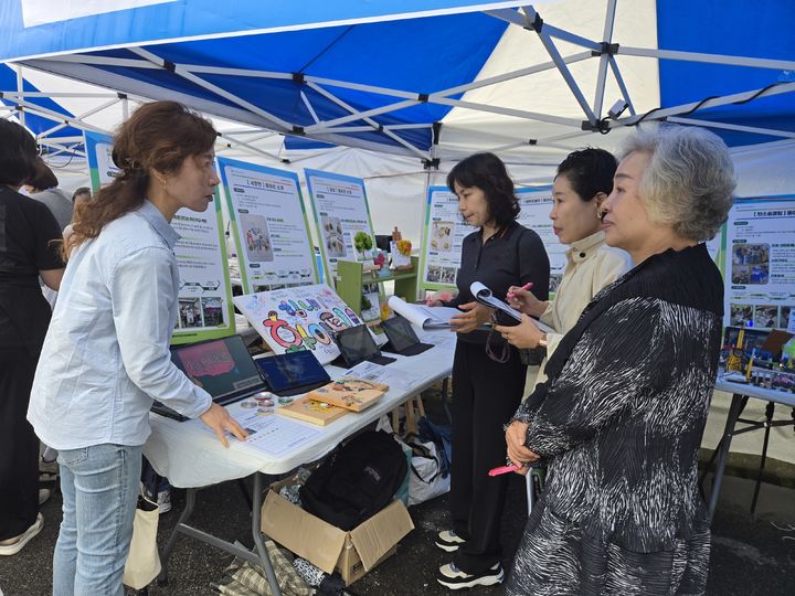 [광주=뉴시스] 광주대학교에서 열린 '2025 꿈찾길 진로박람회'를 통해 체험 프로그램을 진행한 남구청소년진로체험지원센터. (사진=남구청소년진로체험지원센터 제공) 2025.10.20. photo@newsis.com *재판매 및 DB 금지