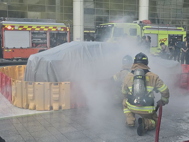 [서울=뉴시스] 조수원 기자 = 2025년 강남구 긴급구조종합훈련이 20일 서울 강남구 코엑스에서 열리고 있다.2025.10.20. tide1@newsis.com *재판매 및 DB 금지