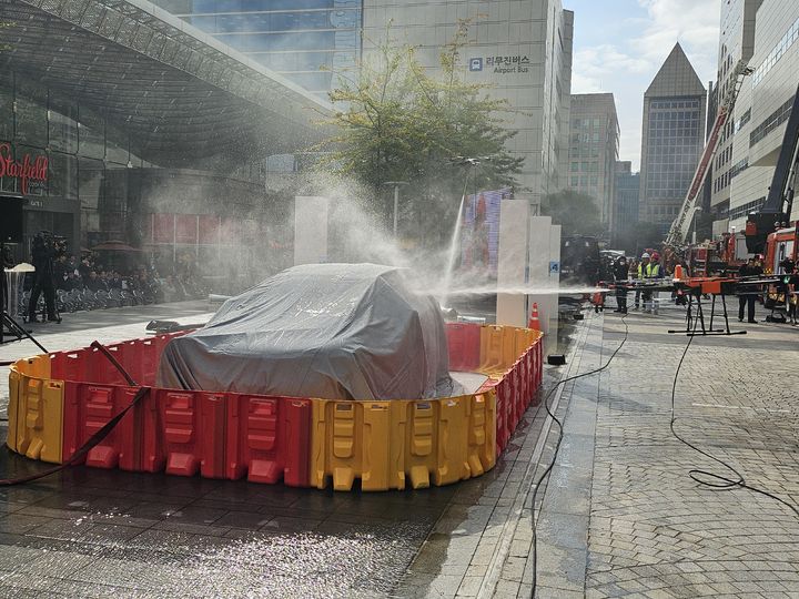 [서울=뉴시스] 조수원 기자 = 2025년 강남구 긴급구조종합훈련이 20일 서울 강남구 코엑스에서 열리고 있다.사진은 무인기가 호스를 달고 화재를 진압하는 모습.2025.10.20. tide1@newsis.com *재판매 및 DB 금지