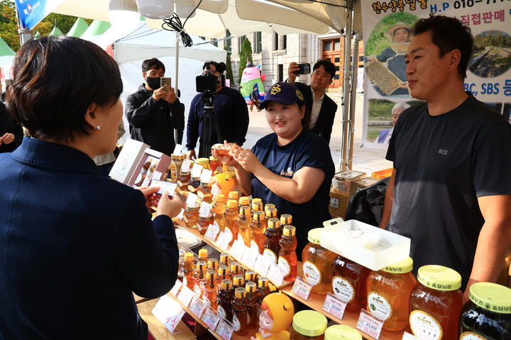 [세종=뉴시스] 송미령 농림축산식품부 장관은 20일 지역상생직판행사 개막식에 참석해 부스를 둘러보고 있다. (사진 = 농식품부 제공) 2025.10.20. *재판매 및 DB 금지