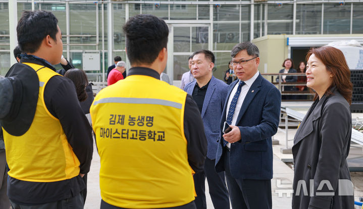 [김제=뉴시스]윤난슬 기자 = 유정기 전북교육감 권한대행은 김제시 공덕면의 농업회사법인 ㈜아름을 직접 방문해 현장을 점검하고 학생들을 격려했다. (사진=전북교육청 제공) 2025.10.20. photo@newsis.com