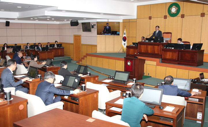 [정읍=뉴시스] 20일 개회한 정읍시의회 제307회 임시회 제1차 본회의. 박일 의장이 회의를 진행하고 있다. (사진=정읍시의회 제공) 2025.10.20. photo@newsis.com *재판매 및 DB 금지