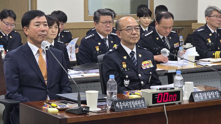 [세종=뉴시스]20일 세종시 소담동 세종경찰청에서 열린 국회 행정안전위원회 국정감사장에서 (오른쪽)한원호 세종경찰청장이 설명을 듣고 있다(사진=세종시출입기자단 제공). 2025.10.20. photo@newsis.com. *재판매 및 DB 금지