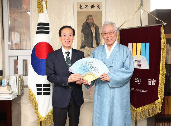 [서울=뉴시스]이석연 국민통합위원장이 20일 오후 최종수 성균관장을 예방하고 있다. (사진=통합위 제공) 2025.10.20. photo@newsis.com *재판매 및 DB 금지
