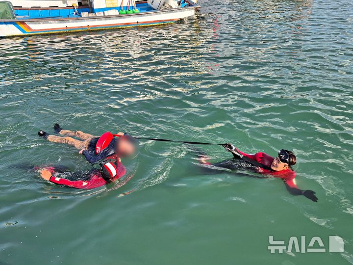 사천 삼천포구항서 차량 탑승 중 바다 추락 70대, 해경에 구조