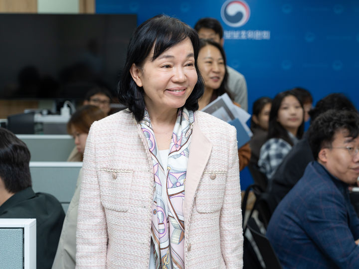 송경희 개보위원장이 20일 서울정부청사 개인정보위 기자실에서 출입기자들과 인사하고 있다(사진=개인정보위 제공) *재판매 및 DB 금지