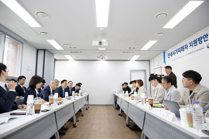 [서울=뉴시스] 김윤덕 국토교통부 장관은 20일 오후 서울 정동 국토발전전시관에서 전세사기 피해자 단체와의 간담회를 갖고 피해 지원방안에 대해 논의하고 있다. 2025.10.20. (사진=국토교통부 제공) photo@newsis.com *재판매 및 DB 금지