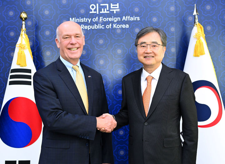 [서울=뉴시스] 조현 외교부 장관과 그레그 지안포르테 미국 몬태나 주지사. (사진=외교부 제공) 2025.10.20 *재판매 및 DB 금지
