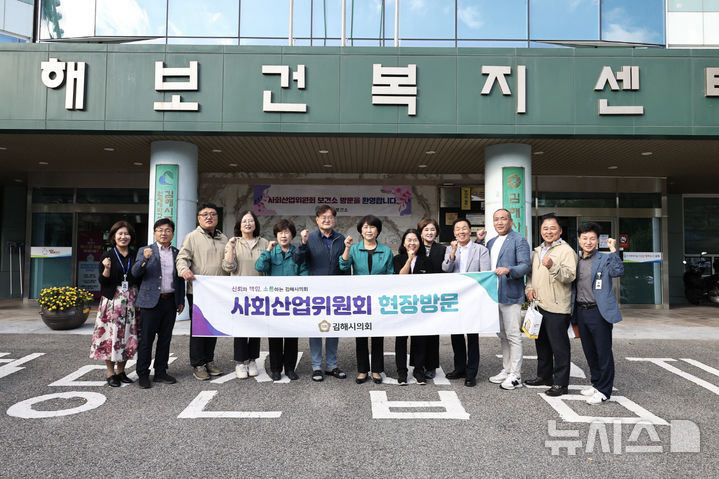 [김해=뉴시스]김해시의회 사회산업위원회, 심폐소생술 체험 실시. (사진=김해시의회 제공). 2025.10.20. photo@newsis.com