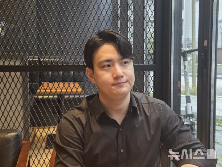 [전주=뉴시스] 강경호 기자 = 지난 19일 전북 전주시 덕진구의 한 카페에서 만난 권명재 김제경찰서 경장이 뉴시스와 인터뷰를 진행하고 있다. 2025.10.21. lukekang@newsis.com