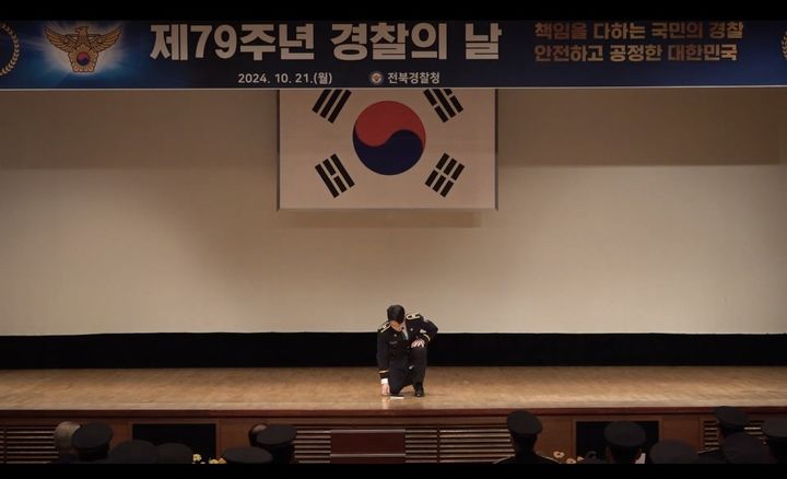 [전주=뉴시스] 지난해 10월21일 전북 전주시 전북경찰청에서 진행된 경찰의 날 행사에서 권명재 김제경찰서 경사가 뮤지컬 '데스노트'의 한 대목 공연에서 열연하고 있다. (사진=권명재 경장 제공) 2025.01.21. photo@newsis.com *재판매 및 DB 금지