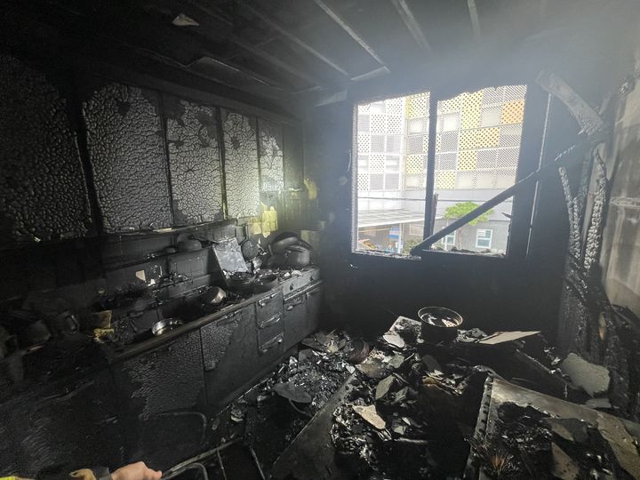 [울산=뉴시스] 박수지 기자 = 20일 울산시 남구 신정동 한 상가주택에서 화재가 발생해 내부가 까맣게 타 있다. (사진=울산소방본부 제공) 2025.10.20. photo@newsis.com *재판매 및 DB 금지