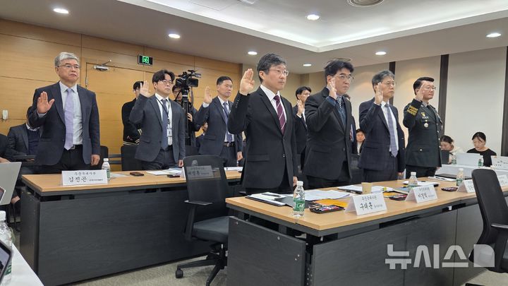 [베이징=뉴시스] 박정규 특파원 = 20일 중국 베이징 주중국대사관에서 주상하이총영사관과 화상 연결을 통해 진행된 국회 외교통일위원회의 국정감사에서 대사관 관계자들이 선서를 하고 있다. 2025.10.20 pjk76@newsis.com