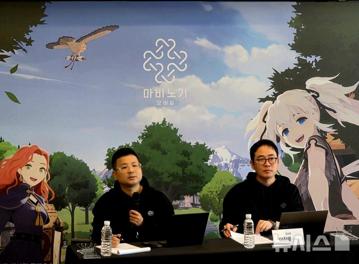 [서울=뉴시스]오동현 기자 = '마비노기 모바일' 개발사 데브캣의 이진훈 디렉터와 넥슨의 강민철 마비노기 사업실장이 20일 오후 서울 성수동에서 언론사 대상 '마비노기 모바일' 공동 인터뷰를 통해 그간의 성과와 향후 계획을 밝혔다. 2025.10.20. odong85@newsis.com 
