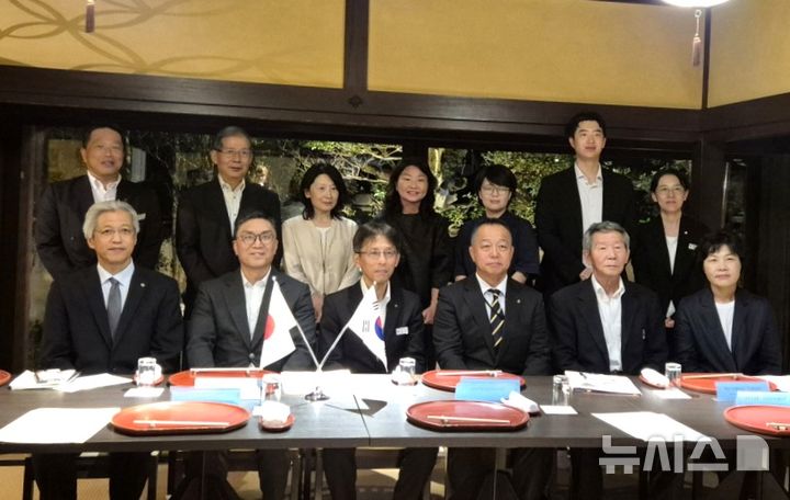 [포항=뉴시스] 송종욱 기자 = 지난 16일 일본 카카와현을 방문한 포항시 대표단이 우에마츠 카즈히로 카가와현 지사 공실장 주재의 환영 만찬에서 기념 촬영하고 있다. 이날 만찬에는 카가와현 관계자와 칸온지·사누키 시 관계자, 지난 1900년대 초 포항 구룡포읍에 이주한 일본 어부의 친족도 함께했다. (사진=포항시 제공) 2025.10.20. photo@newsis.com