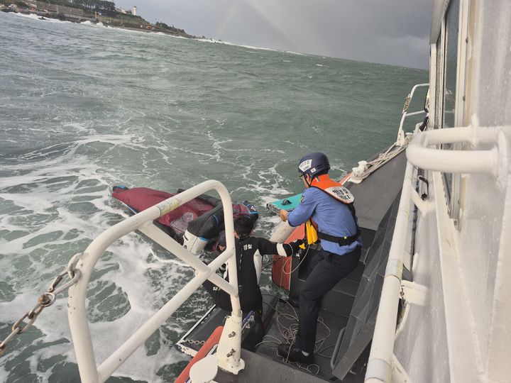[울산=뉴시스] 박수지 기자 = 20일 오후 울산시 울주군 서생면 대송리 간절곶 앞바다에서 60대 남성이 표류해 해경이 구조 중이다. (사진=울산해경 제공) 2025.10.20. photo@newsis.com *재판매 및 DB 금지