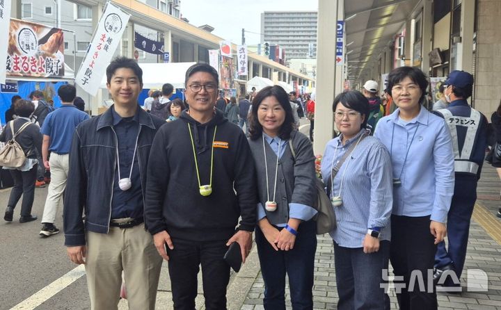 [포항=뉴시스] 송종욱 기자 = 지난 19일 일본 조에츠시를 방문한 포항시 대표단이 '2025 에치고·켄신 사케 축제'에 참가하고 있다. (사진=포항시 제공) 2025.10.20. photo@newsis.com