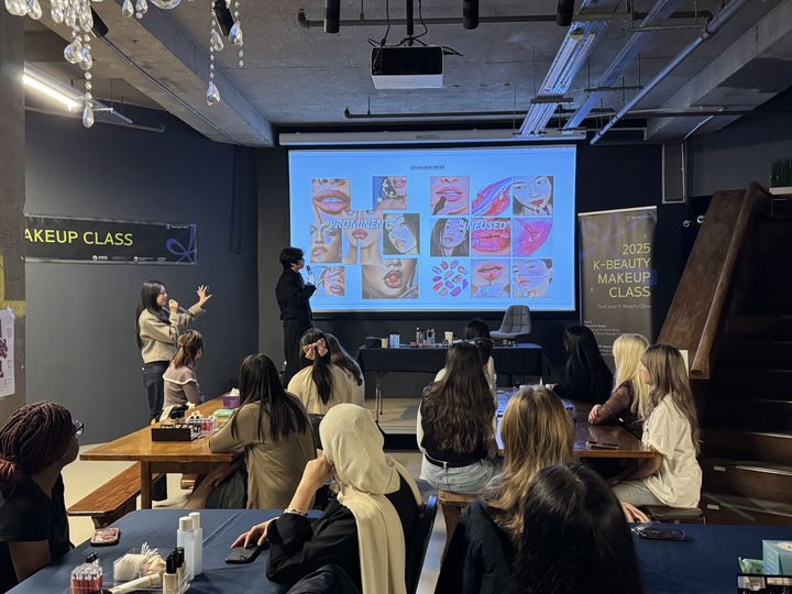  지난 16~17일 주영한국문화원에서 '찾아가는 K-뷰티 메이크업 클래스'가 개최됐다. (사진=주영한국문화원 제공) *재판매 및 DB 금지