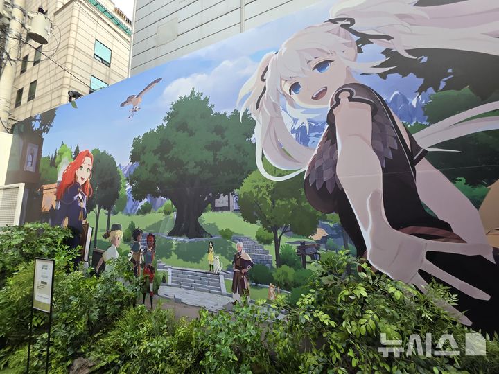 [서울=뉴시스]오동현 기자 = 넥슨이 서울 성수동 비건스튜디오에서 '마비노기 모바일'의 팝업 전시 '모험가의 기록 展(전)'을 진행한다. 2025.10.20. odong85@newsis.com