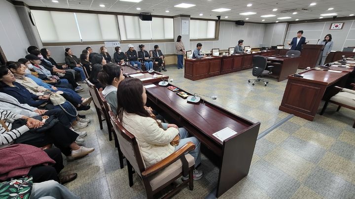 [수원=뉴시스] 박종대 기자 = 20일 오전 수원시의회 상임위원회 회의실에서 수원시학원연합회가 기자회견을 열고 국민의힘 수원시의회의 예산 지원 의혹 제기에 강력 반발하고 있다. 2025.10.20. pjd@newsis.com *재판매 및 DB 금지