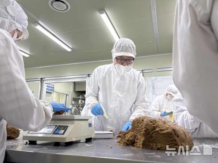 [서울=뉴시스] 한이재 기자 = 15일 서울 강남구에 있는 강남세움장애인보호작업장에서 김도윤(54)씨가 모카빵 반죽을 80g씩 소분하고 있다. 김씨는 "고마워서 월급을 전부 부모님께 드린다"고 했다. 2025.10.20. nowone@newsis.com