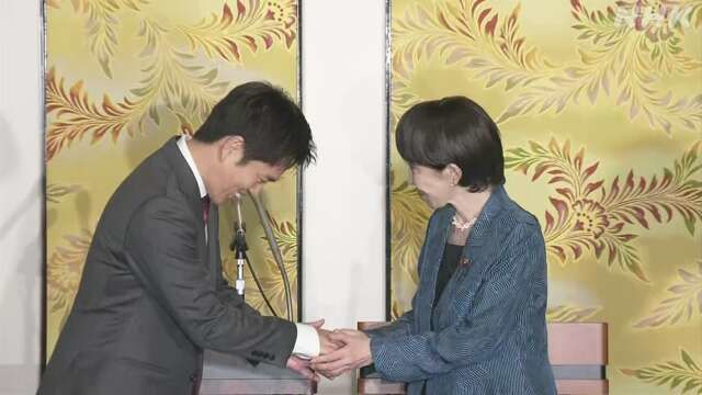 20일 자민당의 다카이치 총재와 일본유신회의 요시무라 대표가 연립정권 수립을 공식 합의하고 서명한 뒤 악수하고 있다 *재판매 및 DB 금지