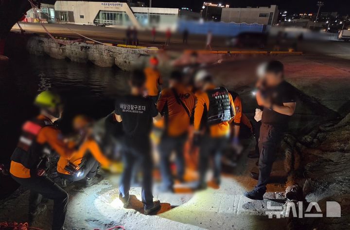 [제주=뉴시스] 20일 오후 제주 서귀포시 서귀포항에서 70대 남성이 바다에 빠져 해경과 소방당국이 구조에 나서고 있다. (사진=제주소방안전본부 제공) 2025.10.20. photo@newsis.com